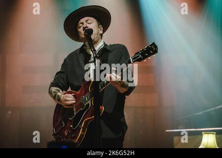 Bern, Schweiz. 13. Oktober 2022. Die britisch-kanadische Sängerin, Songwriterin und Musikerin Kiefer Sutherland spielt ein Live-Konzert im Bierhübeli in Bern. Kiefer Sutherland ist in der Fox-Drama-Serie 24 auch als Jack Bauer bekannt. (Foto: Gonzales Photo/Alamy Live News Stockfoto