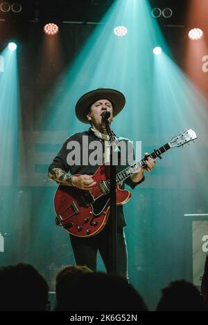 Bern, Schweiz. 13. Oktober 2022. Die britisch-kanadische Sängerin, Songwriterin und Musikerin Kiefer Sutherland spielt ein Live-Konzert im Bierhübeli in Bern. Kiefer Sutherland ist in der Fox-Drama-Serie 24 auch als Jack Bauer bekannt. (Foto: Gonzales Photo/Alamy Live News Stockfoto