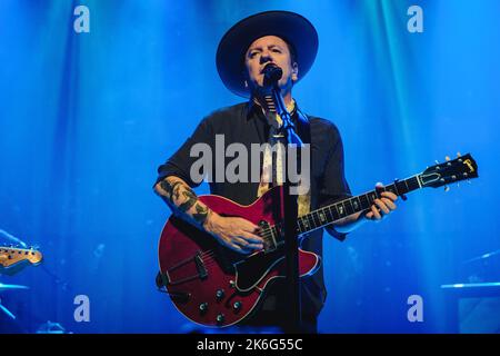 Bern, Schweiz. 13. Oktober 2022. Die britisch-kanadische Sängerin, Songwriterin und Musikerin Kiefer Sutherland spielt ein Live-Konzert im Bierhübeli in Bern. Kiefer Sutherland ist in der Fox-Drama-Serie 24 auch als Jack Bauer bekannt. (Foto: Gonzales Photo/Alamy Live News Stockfoto