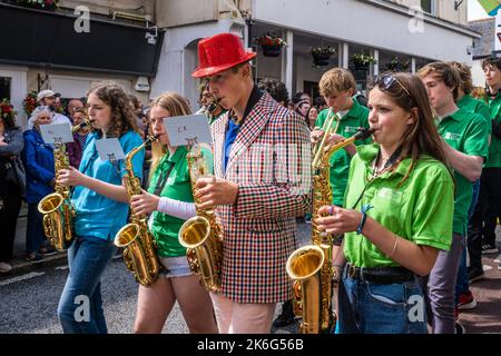 Schüler der Humphry Davy School spielen Saxophone während einer Parade am Mazey Day beim Golowan Festival in Penzance in Cornwall, Großbritannien Stockfoto