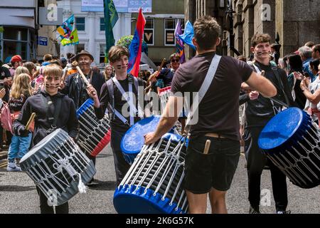 Mitarbeiter und Studenten-Trommler der Mounts Bay Academy bei der Mazey Day Parade beim Golowan Festival in Penzance in Cornwall, Großbritannien. Stockfoto