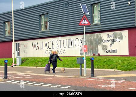 Royal Conservatoire of Scotland Wallace Studios Campus in Speirs Locks. Neues Radwegenlichtsystem Glasgow, Schottland, Großbritannien Stockfoto