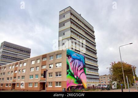 hohe Wohnungen des rates und wohnungen des rates mit Wandbild an der Endwand der St. George's Road Stockfoto