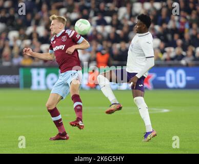 Flynn Downes von L-R West Ham United und Amadou Diawara von R.S.C Anderlecht während des Europa Conference League Fußballspiels Gruppe B zwischen West Ham Unite Stockfoto