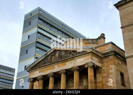 St George's United Presbyterian Church 400 St George's Road, mit hochhäusern des rates Glasgow, Schottland, Großbritannien Stockfoto