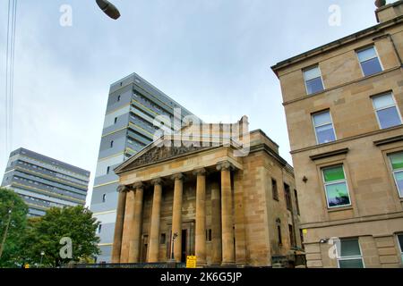 St George's United Presbyterian Church 400 St George's Road, mit hochhäusern des rates Glasgow, Schottland, Großbritannien Stockfoto