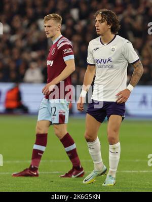 Flynn Downes von L-R West Ham United und Fábio Silva von R.S.C Anderlecht (Leihgabe von Wolverhampton Wanderers) während des Fußballs der Europa Conference League Stockfoto