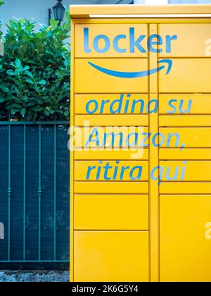 Amazon Hub locker, wo Kunden ihre Bestellung selbst annehmen können. Stockfoto