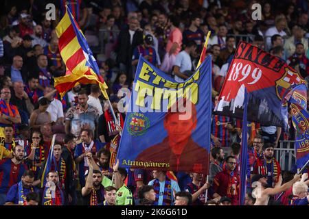 Barcelona, Spanien, 12.. Oktober 2022. Fans des FC Barcelona winken während des Spiels der UEFA Champions League im Camp Nou, Barcelona, Flaggen und halten Banner hoch. Bildnachweis sollte lauten: Jonathan Moscrop / Sportimage Stockfoto