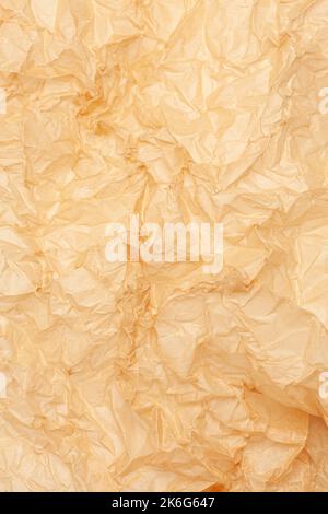 Zerknittertes braunes Backpapier. Stockfoto