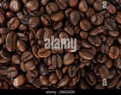 Volle Rahmen von gerösteten Robusta- und Arabica-Kaffeebohnen. Hintergrund von Kaffeebohnen. Stockfoto