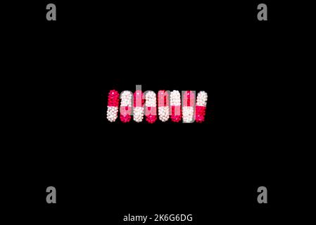 Medizin Pillen Grenze Hintergrund. Bunte Tabletten und Kapseln. Langer Stapel von verschiedenen Pillen bilden einen Rand Stockfoto