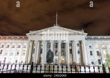 Der Nordeingang der USA Department of the Treasury Building und Albert Gallatin Statue in der Innenstadt von Washington, D.C., an einer Winternacht gesehen. Stockfoto
