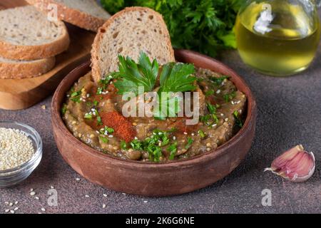 Baba ganoush Levantine Cuisine Vorspeise aus gebackener Aubergine mit Petersilie, Knoblauch und Olivenöl. Nahaufnahme Stockfoto