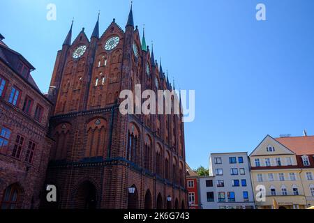 Nordseite des mittelalterlichen Rathauses mit gotischen Schaugiebeln, Alter Marktplatz, Hansestadt Stralsund, Mecklenburg-Vorpommern, Deutschland. Stockfoto