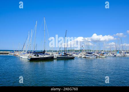 Maritime Szene voller Boote, meist kleine Segelyachten, an der Nordpier im Hafen der Hansestadt Stralsund, Deutschland. Stockfoto