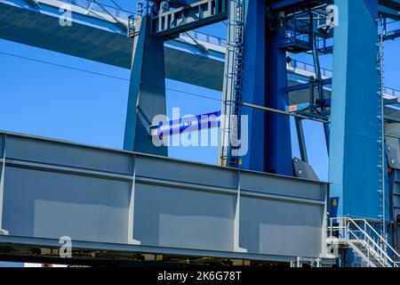 Willkommen auf der Insel Rügen, alte Rügenbrücke und Willkommensschild, Hansestadt Stralsund, Mecklenburg-Vorpommern, Deutschland. Stockfoto