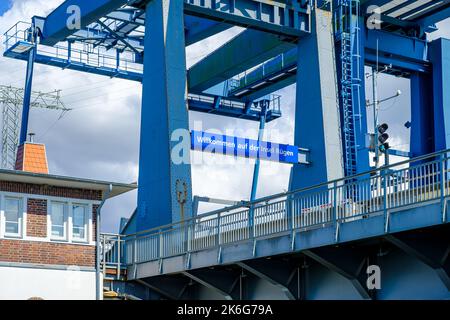 Willkommen auf der Insel Rügen, alte Rügenbrücke und Willkommensschild, Hansestadt Stralsund, Mecklenburg-Vorpommern, Deutschland. Stockfoto