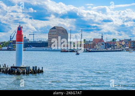 Meeresblick vom Strela Sound auf die zentrale Wellenbrecherlampe, die Stadtkulisse und die Hafenfront der Hansestadt Stralsund, Deutschland. Stockfoto