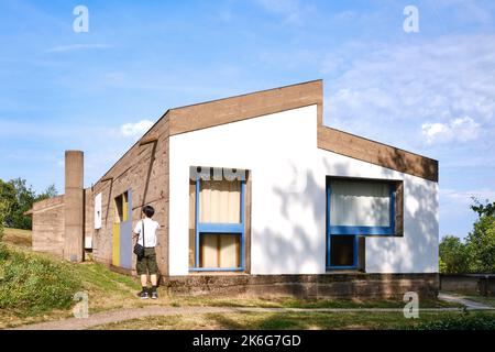 Ronchamp, Bourlemont Hill (Nordostfrankreich): Das Pilgerheim an der Stelle der Kapelle Notre Dame du Haut (Unsere Liebe Frau von den Höhen) Stockfoto