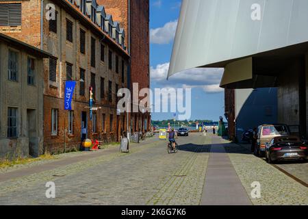 Straßenbild der Neuen Semlower Straße zwischen historischen Hafenstrukturen und Ozeaneum, Stralsund, Mecklenburg-Vorpommern, Deutschland. Stockfoto