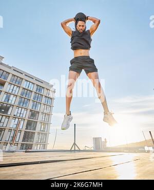 Ich glaube, sie sagen, dass der Himmel die Grenze ist. Ein sportlicher junger Mann, der draußen mit einem Medizinball arbeitet. Stockfoto