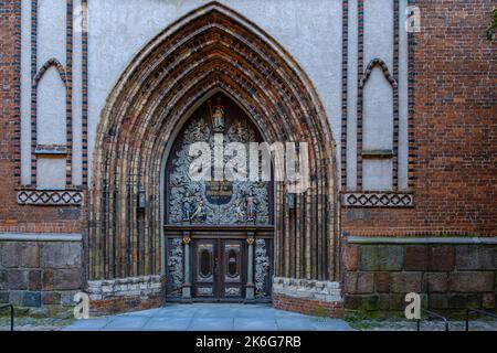 Reich verzierte Westportal der Nikolaikirche (St. Nikolaikirche), UNESCO-Weltkulturerbe, Stralsund, Mecklenburg-Vorpommern, Deutschland. Stockfoto