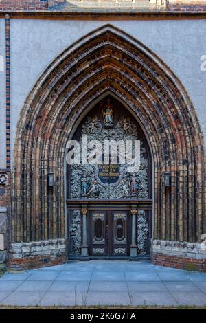 Reich verzierte Westportal der Nikolaikirche (St. Nikolaikirche), UNESCO-Weltkulturerbe, Stralsund, Mecklenburg-Vorpommern, Deutschland. Stockfoto