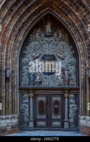 Reich verzierte Westportal der Nikolaikirche (St. Nikolaikirche), UNESCO-Weltkulturerbe, Stralsund, Mecklenburg-Vorpommern, Deutschland. Stockfoto