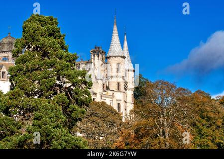 Dunrobin Castle Golspie Sutherland Schottland Bäume im Herbst und zwei der schlossartigen Türme des Gebäudes Stockfoto