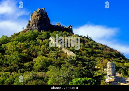 Die Burg Rochemaure thront hoch über dem Rhône-Tal. Stadt Rochemaure im Departement Ardèche. Frankreich. Stockfoto