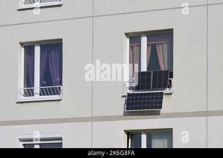 Um die Stromkosten angesichts steigender Preise und Inflation zu senken, setzen nun auch Privatpersonen die Solartechnologie ein Stockfoto