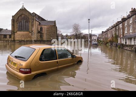 Kendal, Cumbria - Dezember 6. 2015 - überflutete Fahrzeuge in Kendal, Cumbria am 6.. Dezember 2015 nach dem Sturm Desmond. PIC Credit: Scott CM/Alamy Live News Stockfoto