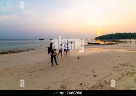 Koh Lipe, Thailand - 13.11.2019: Touristen machen Selfie-Fotos während des Sonnenuntergangs auf der Insel Ko Lipe, Thailand. Schöne und romantische Zeit für Photograp Stockfoto