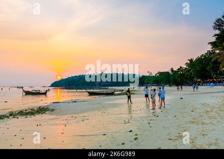 Koh Lipe, Thailand - 13.11.2019: Touristen machen Selfie-Fotos während des Sonnenuntergangs auf der Insel Ko Lipe, Thailand. Schöne und romantische Zeit für Photograp Stockfoto