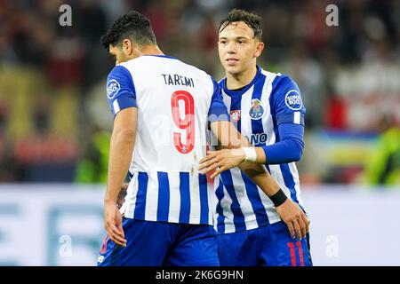 LEVERKUSEN, DEUTSCHLAND - 12. OKTOBER: Mehdi Taremi vom FC Porto und Pepe vom FC Porto beim Spiel der Gruppe B - UEFA Champions League zwischen Bayer 04 Leverkusen und dem FC Porto in der BayArena am 12. Oktober 2022 in Leverkusen, Deutschland (Foto: Joris Verwijst/Orange Picts) Stockfoto