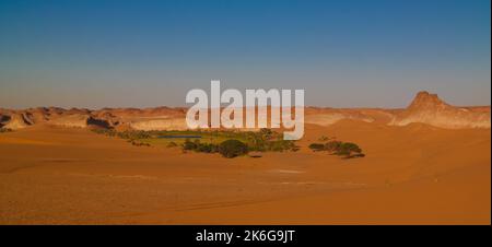 Panoramablick auf das Luftbild zu Boukkou See Gruppe von Ounianga Serir Seen bei Sonnenuntergang, Ennedi, Tschad Stockfoto