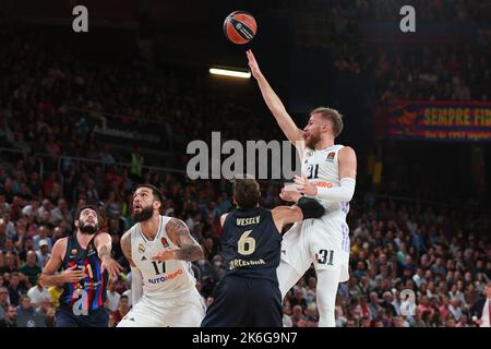 Dzanan Musa von Real Madrid in Aktion während des EuroLeague-Spiels von Turkish Airlines zwischen dem FC Barcelona und Real Madrid im Palau Blaugrana Stockfoto