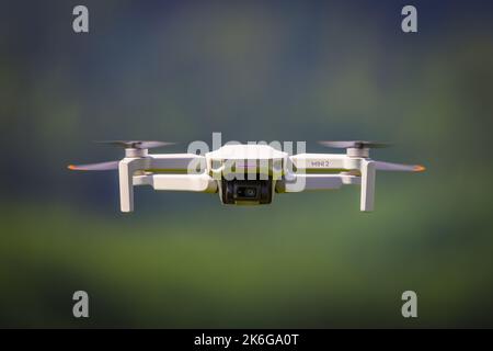 Eine Nahaufnahme der Drohne, die in der Luft schwebt. Stockfoto