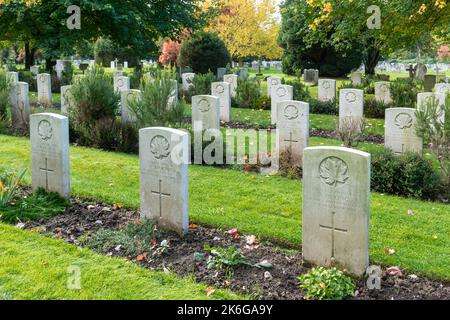 Gräber kanadischer Soldaten aus dem ersten Weltkrieg auf dem Kirchhof der St. Mary's Church in Bramshott, Hampshire, England, Großbritannien Stockfoto