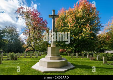 Gedenkkreuz und Gräber kanadischer Soldaten aus dem ersten Weltkrieg auf dem Kirchhof der St. Mary's Church in Bramshott, Hampshire, England, Großbritannien Stockfoto