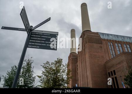 Das Battersea Power Station in London, das erste Mal, dass die Öffentlichkeit die historischen Turbinenhallen besuchen und die Geschäfte, Bars, Restaurants und Freizeiteinrichtungen des restaurierten Londoner Wahrzeichen genießen konnte, fast vierzig Jahre nach seiner Stilllegung. Bilddatum: Freitag, 14. Oktober 2022. Stockfoto