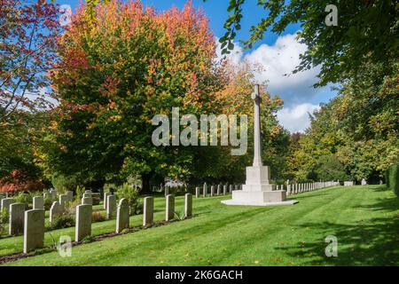 Gedenkkreuz und Gräber kanadischer Soldaten aus dem ersten Weltkrieg auf dem Kirchhof der St. Mary's Church in Bramshott, Hampshire, England, Großbritannien Stockfoto