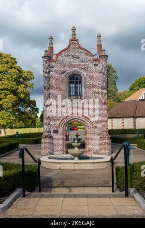 Das ursprüngliche Tudor-Torhaus am Bramshott Place-Altersheim in Hampshire, England, Großbritannien Stockfoto