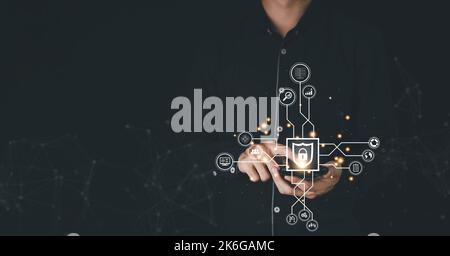Geschäftsmann berühren Sicherheit Scannen von digitalen Programmen mit Smartphone. Überwachung persönlicher Datenbanken mit futuristischer digitaler Verarbeitung von b Stockfoto