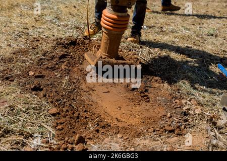 Unter Bau Vibration der Platte auf Stampfmaschine Verdichter Werkzeug Springen beim Verdichten auf Boden Stockfoto