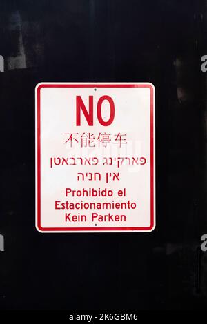 Ein Parkplatzschild in 5 Sprachen - englisch, Chinesisch, Jiddisch, Hebräisch, Spanisch und Deutsch. In Williamsburg, Brooklyn, New York. Stockfoto
