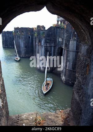 Alibag India Kolaba Fort (Murud-Janjira) Segelfähren am Eingangstor Stockfoto