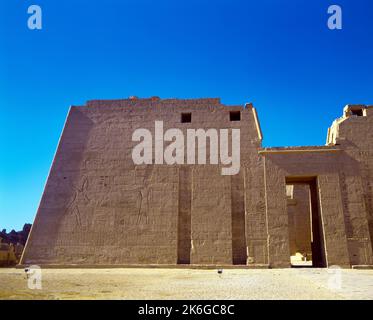 Luxor Ägypten Madinat Habu Totentempel 1. Gericht Ramses III in der traditionellen Pose des Tötens von Feinden in der Schlacht Stockfoto