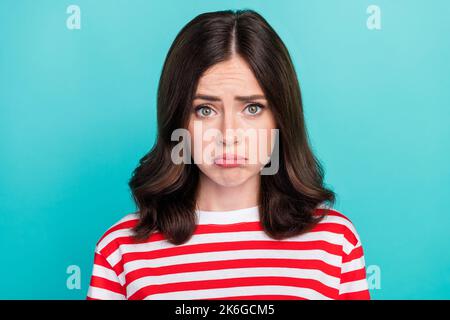 Nahaufnahme Foto von jungen attraktiv wunderschöne nette Frau tragen gestreiftes T-Shirt Pouted Lippen unglücklich traurig Gesicht Schrei Problem beleidigt isoliert auf cyan Farbe Stockfoto